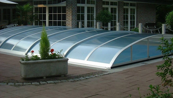 <p>Extra flache Pool-Überdachung.</p>