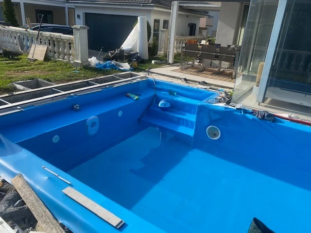 Pool mit Selbstbau-Pooltreppe wird mit Folie abgedichtet