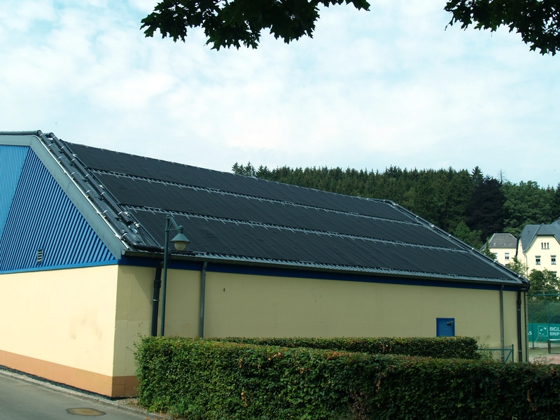Solar Poolheizung auf Dach - Freibad in Luxemburg
