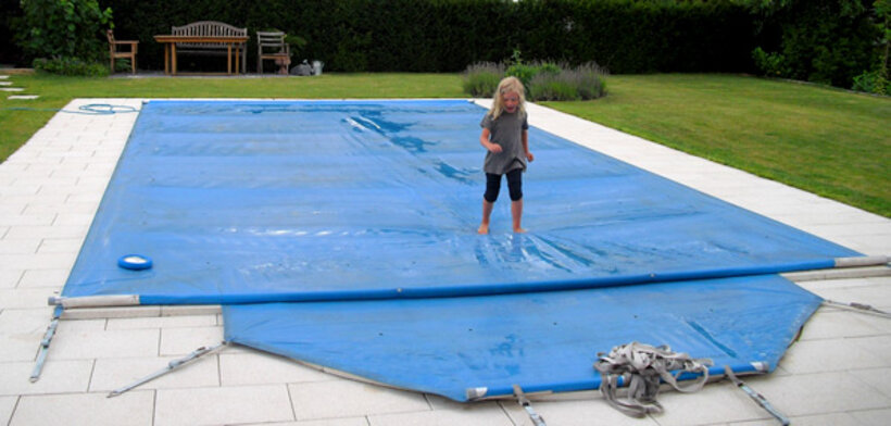 Poolabdeckung tragende Sicherheit und kein Schmutz mehr im Pool.