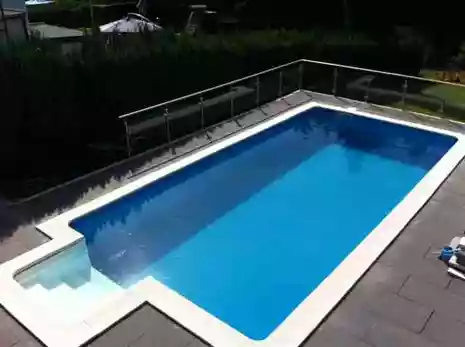 Schwimmbad mit Glasgeländer