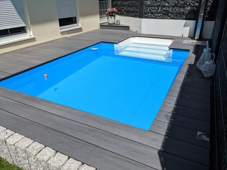 Kleinen Pool selber bauen - mit Badetreppe direkt auf einer Holz-Terrasse.