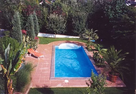 Pool selber gebaut mit Umrandung und Badetreppe