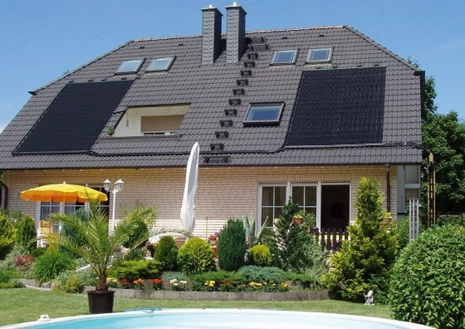 "Die Kollektoren für die Pool-Solaranlagen von Roos können am Dach, an Mauern oder Pergolas angebracht werden."