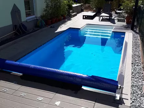 Mittelgroßer Pool mit 2m breiter Badetreppe