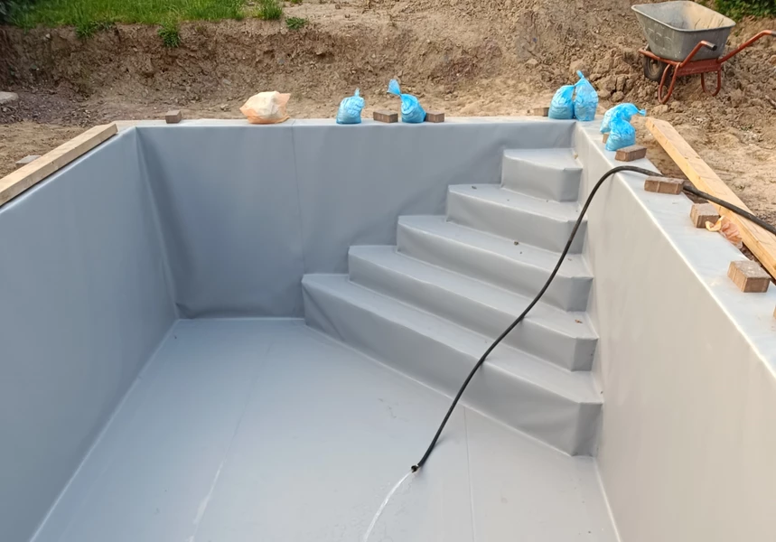 Pooltreppe mit 5 Stufen und grauer Poolfolie