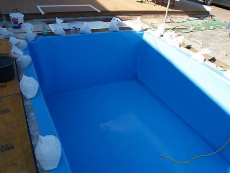 Der Pool ist fertig abgedichtet. Das Wasser läuft ein.