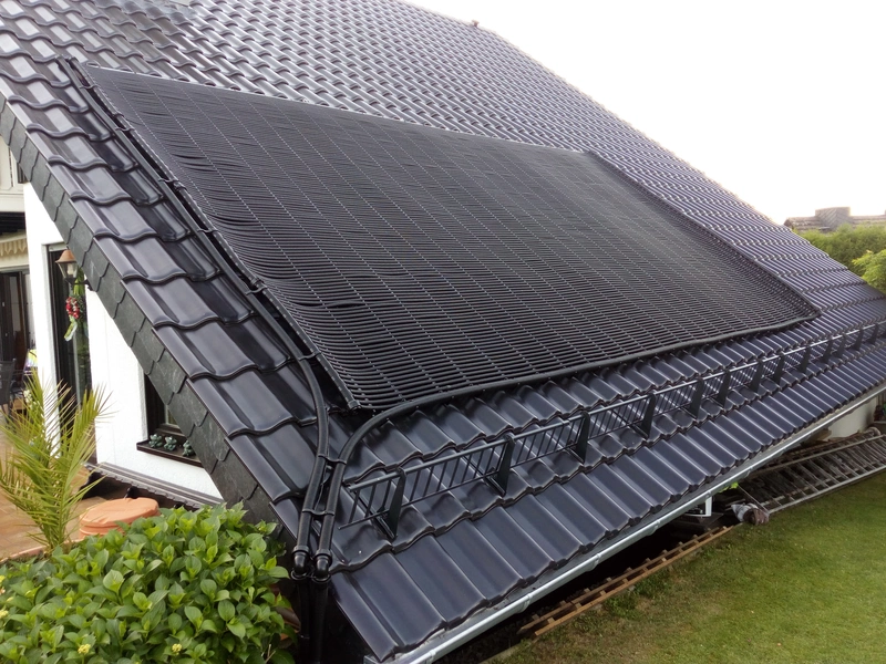 solar-rapid Premium Poolheizung auf einem Zeltdach.