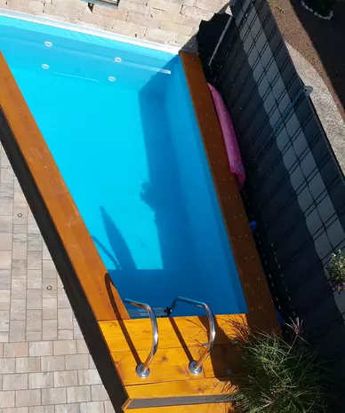 Asymmetrischer Pool in einem Innenhof