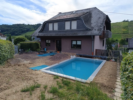 Pool selber bauen mit Pooltreppe und grauer Folie