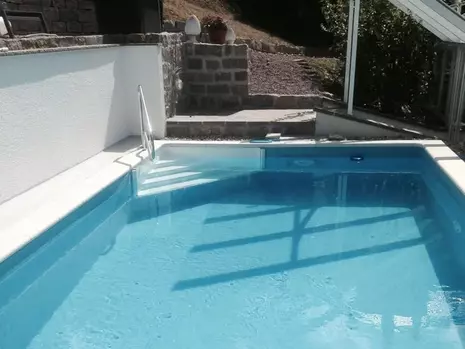 Pool im Garten mit eckiger Pooltreppe