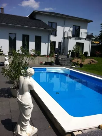Selbstgebautes Gartenschwimmbad