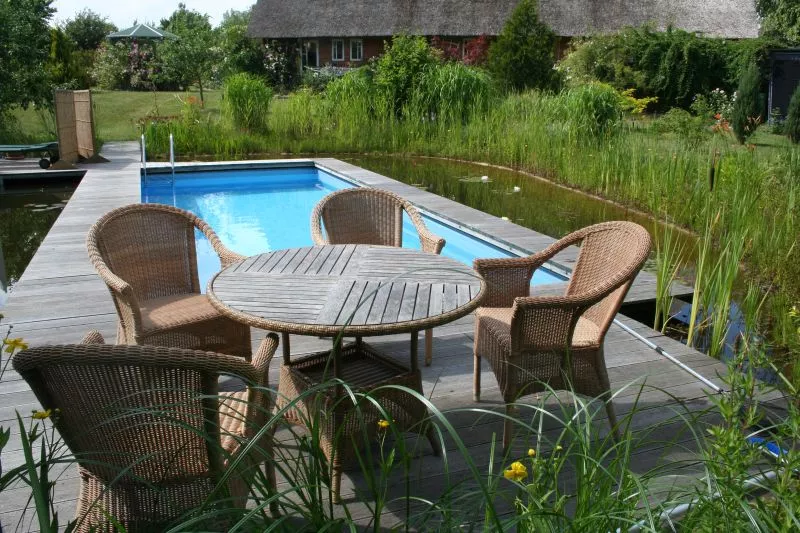 Zum Schwimmen ist alleine der Pool vorgesehen, der Teich stellt den Übergang zur Natur dar.