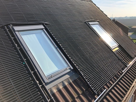 solar-rapid PREMIUM solar Poolheizung um Dachfenster herum montiert.